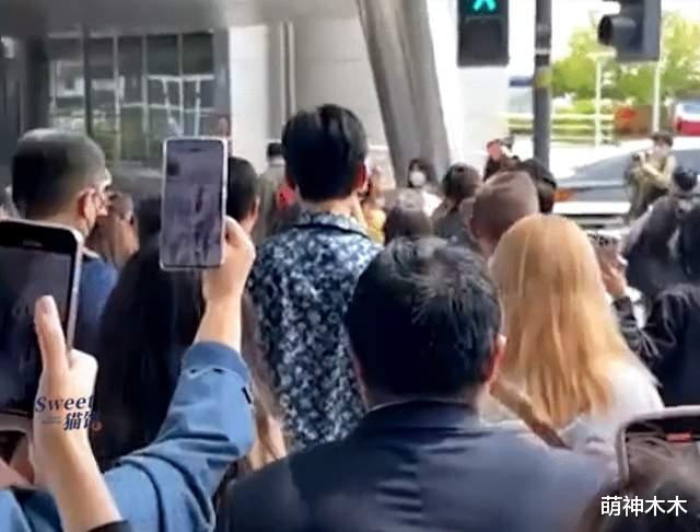 龚俊|龚俊抵达韩国人气爆棚,机场拥堵粉丝尖叫,多部剧曾在韩热播