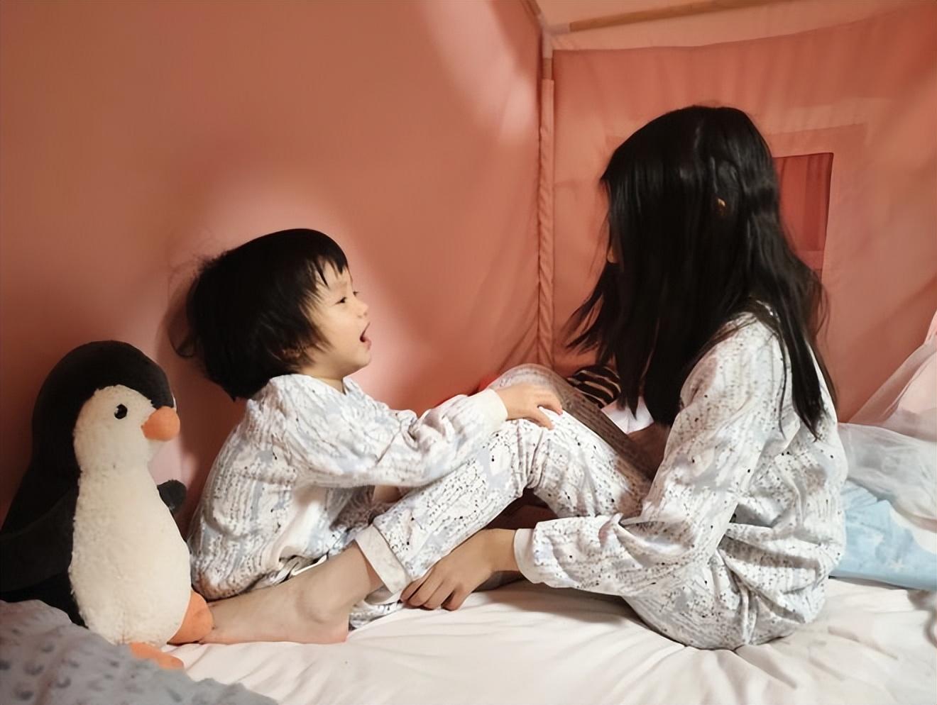 张梓琳久违晒二胎女儿,妹妹露正脸和爸爸聂磊好像,混血感十足