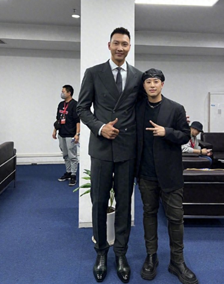 43岁潘玮柏携娇妻约见易建联!见证对方退役仪式,夫妻感情恩爱