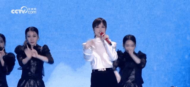 久违的音乐晚会，周笔畅又乱穿，谢娜跳脱放飞，周深深情有魅力