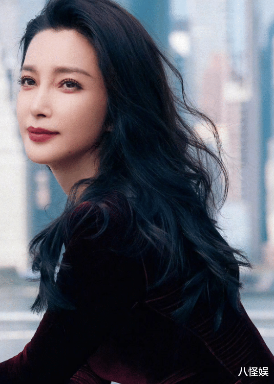 李冰冰和妹妹迪拜度假，常年吃清水煮菜果腹，50岁双腿细直如少女