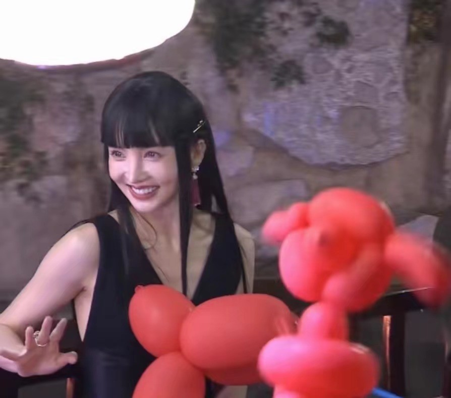 “看似完美艳丽,实则满脸皱纹”的不老女神们,生图才是人间真实