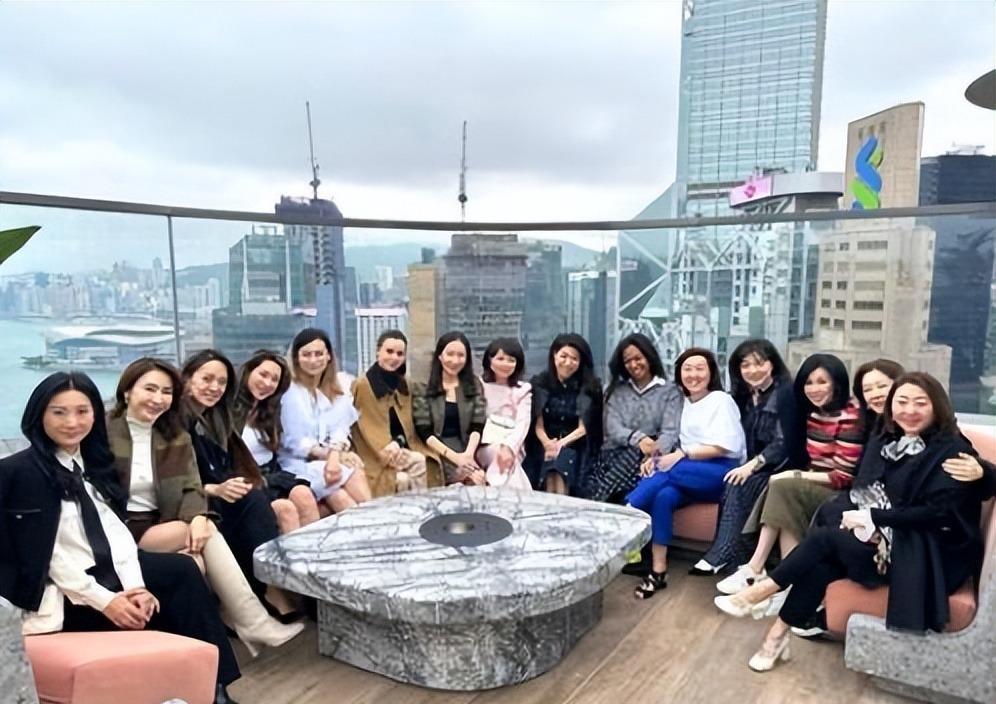 李嘉欣|李嘉欣与名媛姐妹楼顶聚餐，穿衣风格成为众名媛的标杆