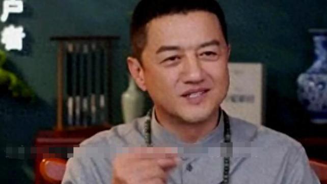 李亚鹏现身大佬聚会，与问题艺人同饮陪笑，姿态卑微，网友表示：封杀