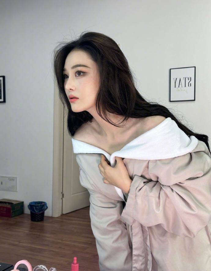 张馨予|张馨予在自家花园里拍照，老公视角下穿睡袍出镜，完美演绎人比花娇