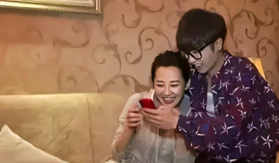 曝华晨宇与大21岁的许晴官宣恋情,两人早已同居,多年前已经辟谣!