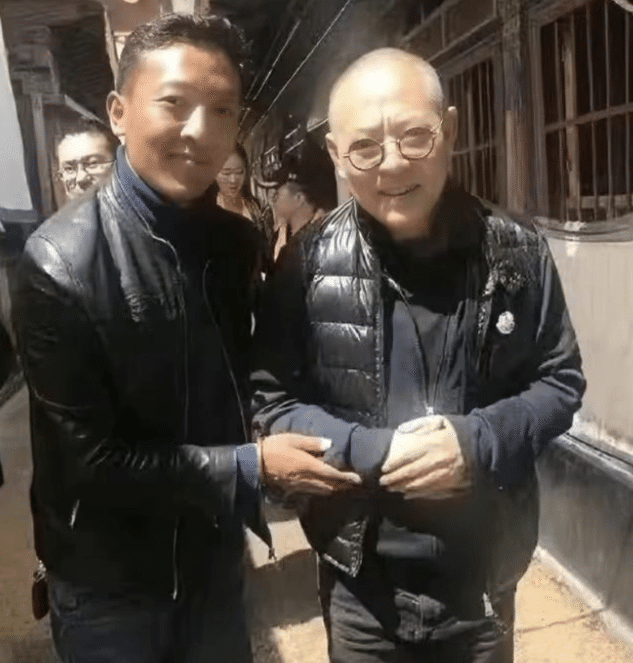 宋祖儿|李连杰又去拜佛,61岁利智和2个女儿陪同,他为什么如此热衷佛学