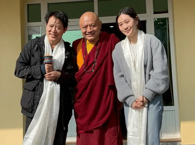 宋祖儿|李连杰又去拜佛,61岁利智和2个女儿陪同,他为什么如此热衷佛学