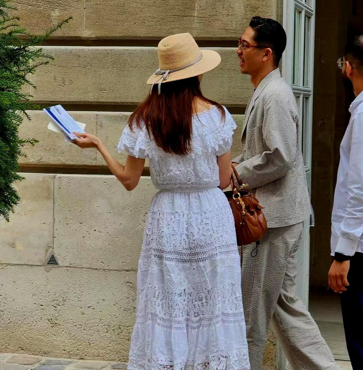 林志玲夫妇法国秀恩爱，老公臀部肥硕，发福太明显，和她同框像父女