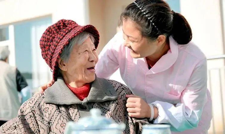收费8000元/月,73岁老人却被养老院护工打爆眼球!