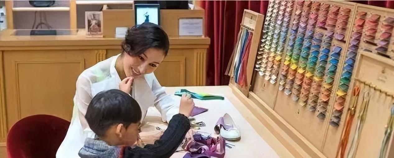 霍启刚慈善跑拥抱父子情，甘比陪女儿义工体验公益豪门教育