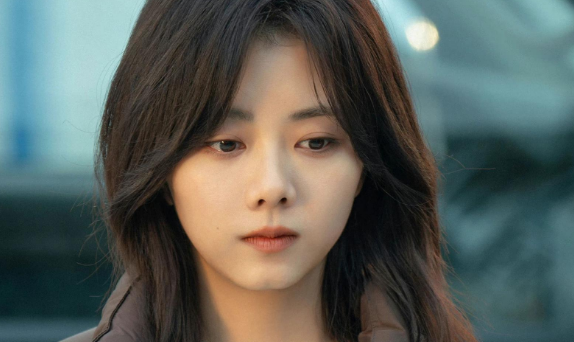 许多|谭松韵，希望自己能够过得平静，在许多事情上有了刻意的逃避