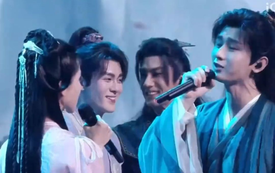 《莲花楼》演唱会路透第二部!成毅陈都灵对唱,众人怼脸磕糖!