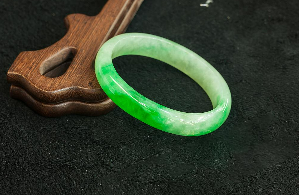 什么样的人喜欢翡翠手镯