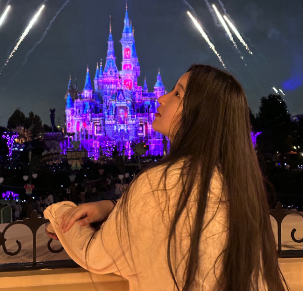 锤娜丽莎旧照神似娄艺潇，李川牵手女友买水果同返酒店，感情稳定！