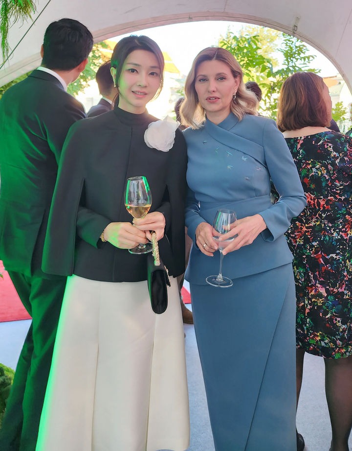 穿衣搭配 韩国第一夫人在北约峰会晚宴上戴白花好吸睛！才第一天，就这么美