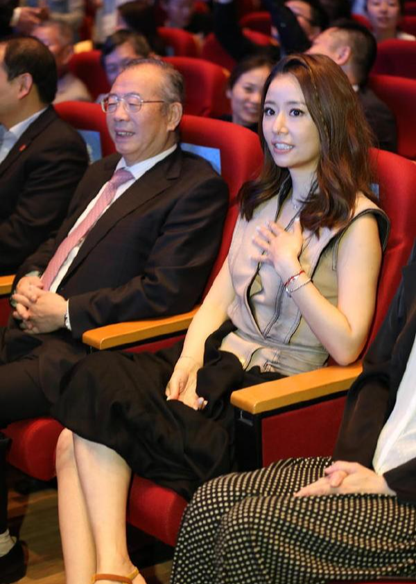 林心如|47岁林心如出席活动:凹凸有致,紧身衣勒出身材线条轮廓,还是那么美