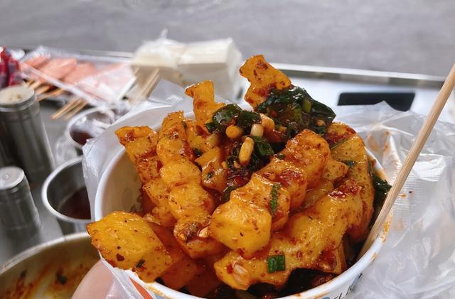 土豆|30岁宝妈摆摊卖土豆,回归社会第一天,收入30元,感叹:社会残酷