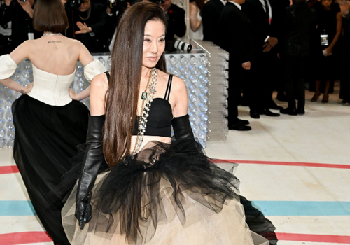 邓文迪|73岁的王薇薇，身材凹凸有致，与54岁的邓文迪年龄相仿