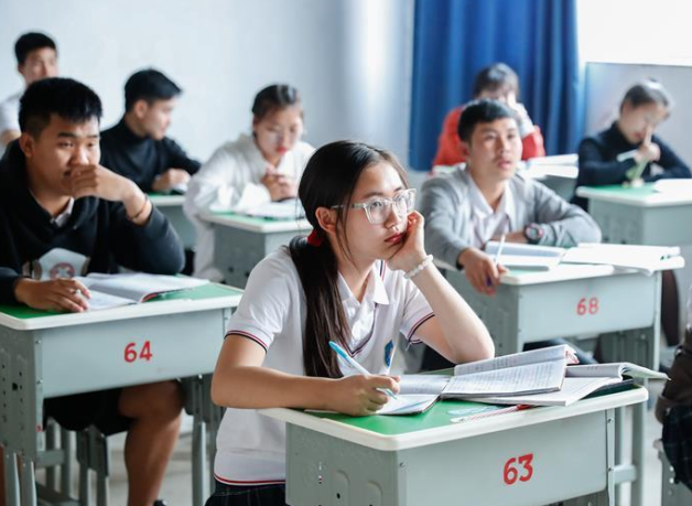 初中毕业生该选择上职高还是普高?三年后,差异将日益明显