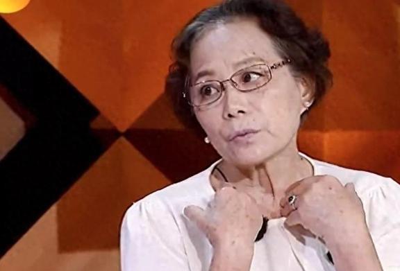 顶级妈宝男：所有姻缘全被亲妈拆散，44岁无人敢嫁难过到崩溃大哭