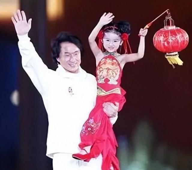 她6岁被成龙抱上春晚，后因“太丑”被嘲退圈，如今美到认不出