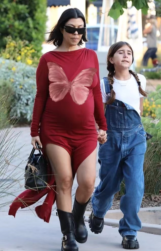 44岁金大姐怀个孕比蕾哈娜还猛!穿红裙秀8个月孕肚,还内搭空气