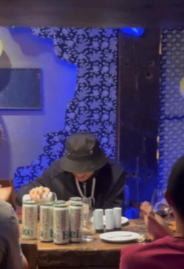 黄磊何炅在乌镇为彭昱畅庆生,李诞带头起哄,彭昱畅埋头鞠躬致谢