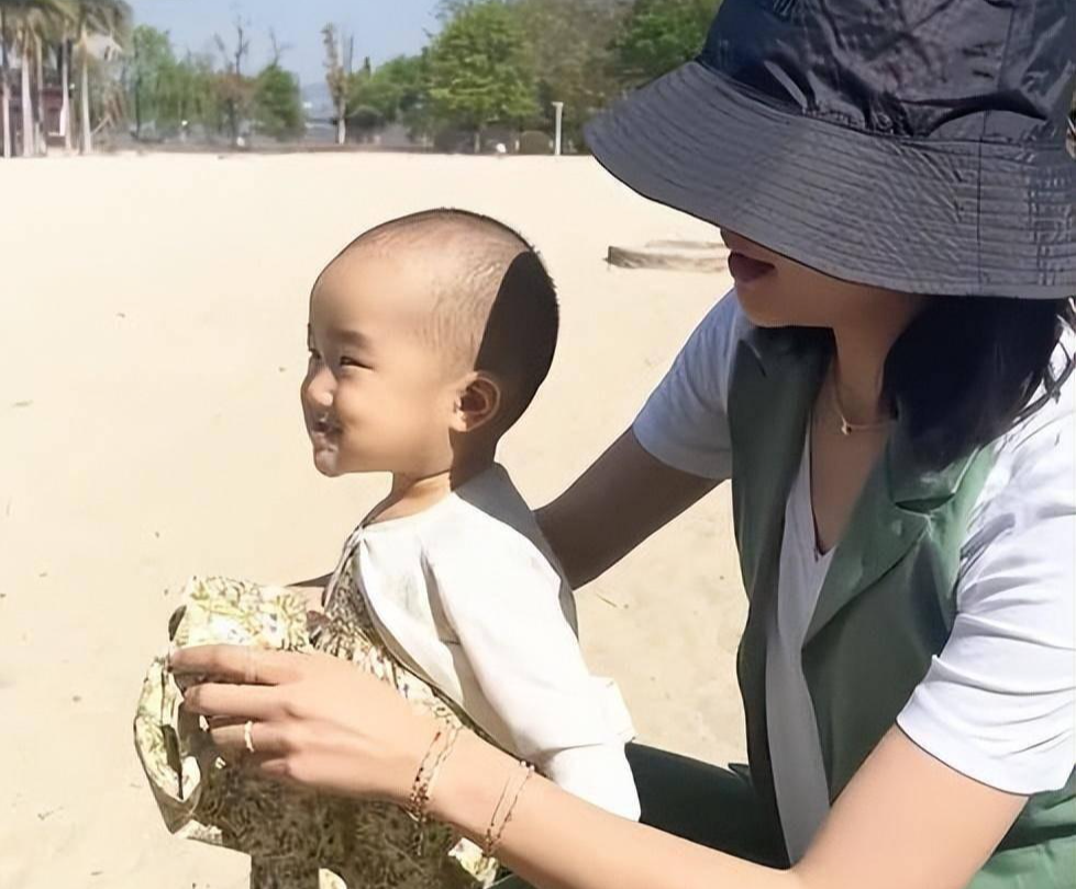 李亚鹏带妻子在海边踏浪,妻子的颜值是杠杠的!网友:比王菲漂亮