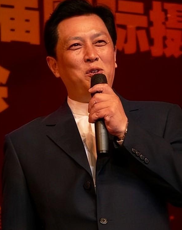 唐国强现状：国内疯狂淘金，国外妻儿花，还要担心残疾儿子的婚恋