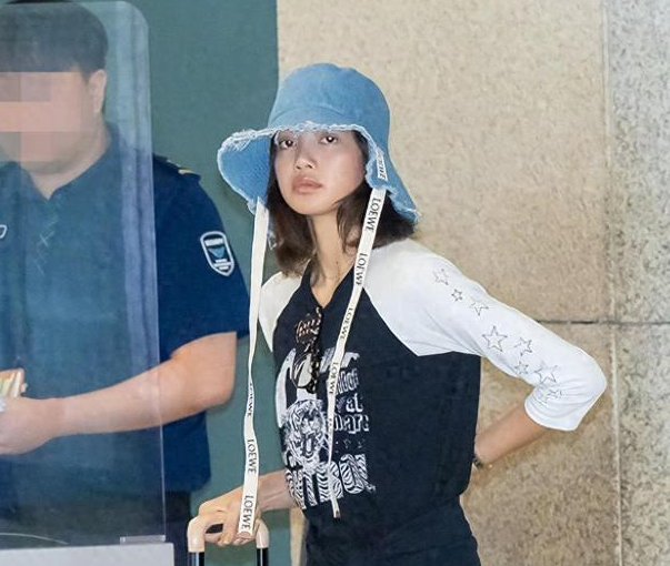 曝Lisa走投无路才参加疯马秀，疑签30亿对赌协议，差10亿没完成被打