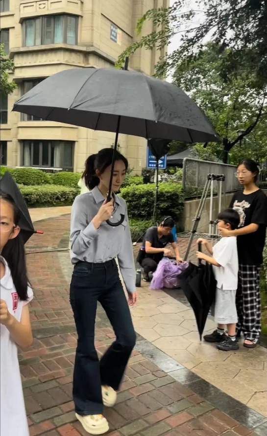 李小冉宁波拍戏被偶遇,身材消瘦丰腴感全无,“竹竿腿”很吸睛