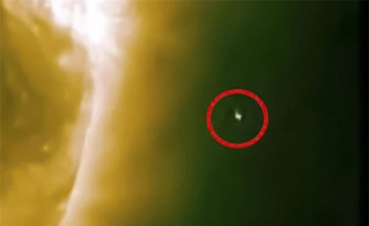 空中突现绿色不明飞行物,霍金的预言将要实现了吗?
