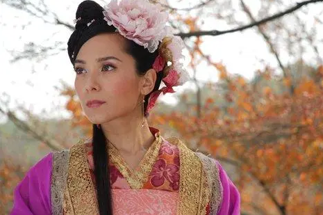 郭羡妮|一个混血港姐沉迷于被骗，差点被封杀