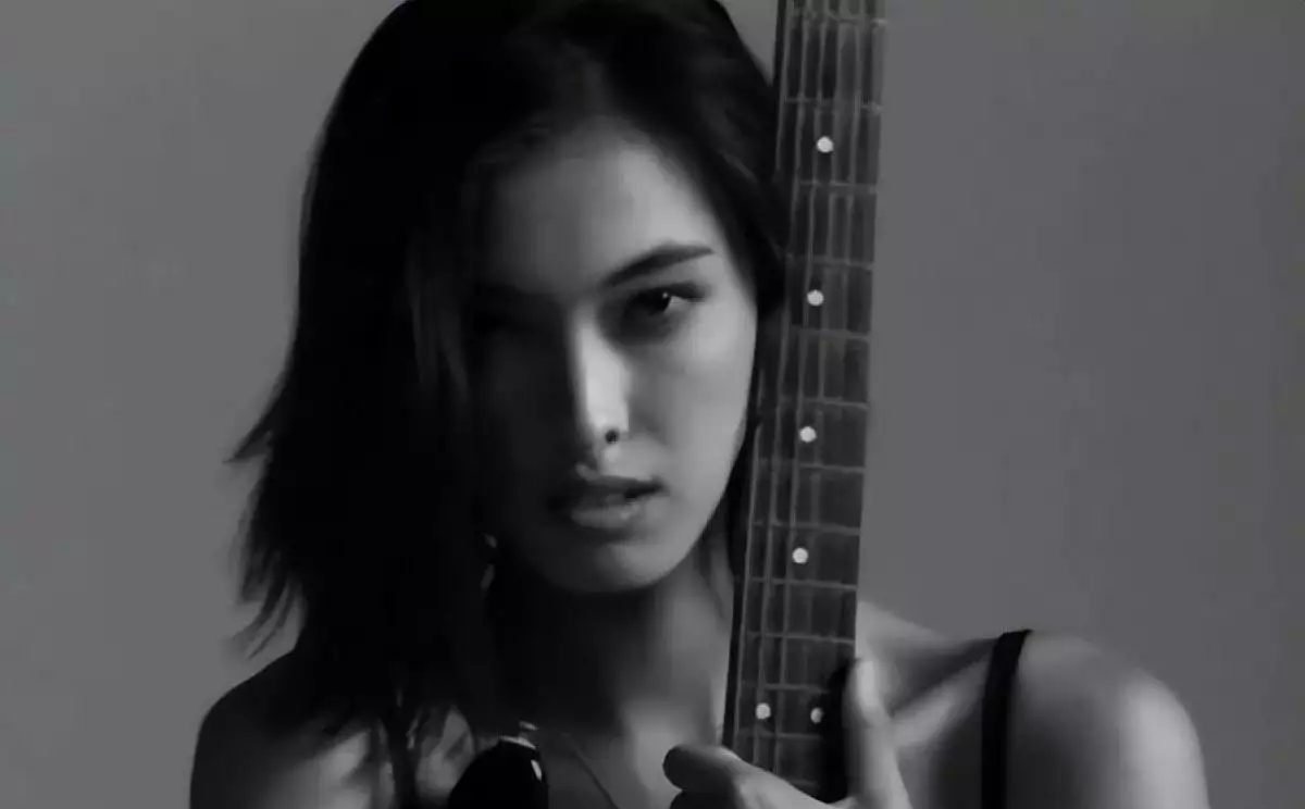 拒绝承认中国血统,如今却想回到中国捞金,网友:脸呢?