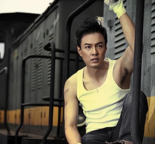 因穷被女友嫌弃，一气之下娶普通女教师的朱铁，如今过得如何了？