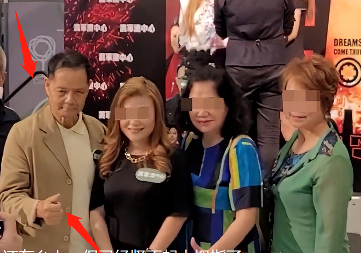 |突发!71岁港星活动现场晕倒,后脑勺着地,被盖上白布好友痛哭