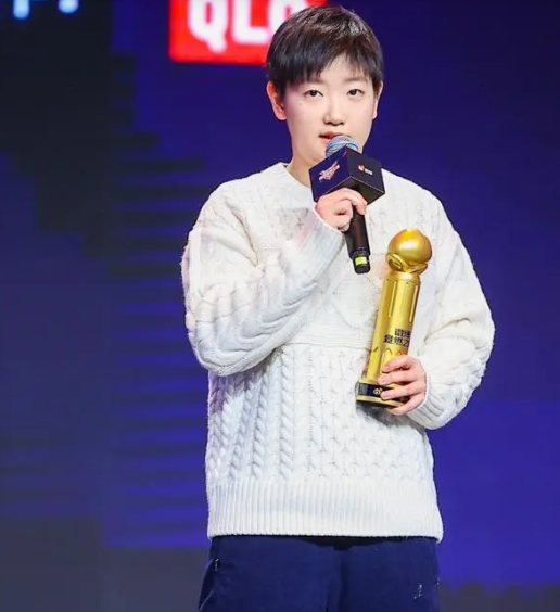 吴艳妮高低肩！合影时歪着站，网友：事真多！