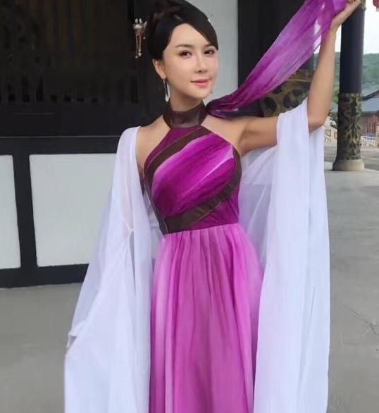 她曾是最美“潘金莲”，因魔鬼身材走红，今只能靠走穴为生！