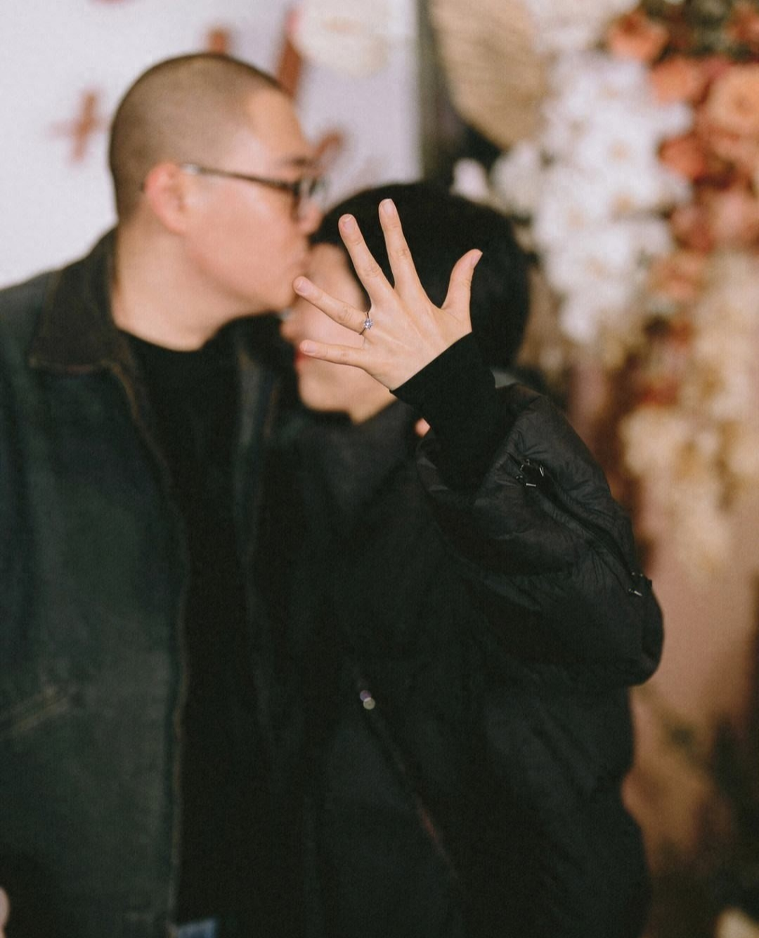 郝邵文老婆身份被扒！离异还带有8岁的女儿，长得漂亮还特别温柔