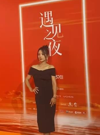 减脂 何洁参加活动瘦出锁骨，红毯生图又瘦又美，晒写真笑言只修了一点