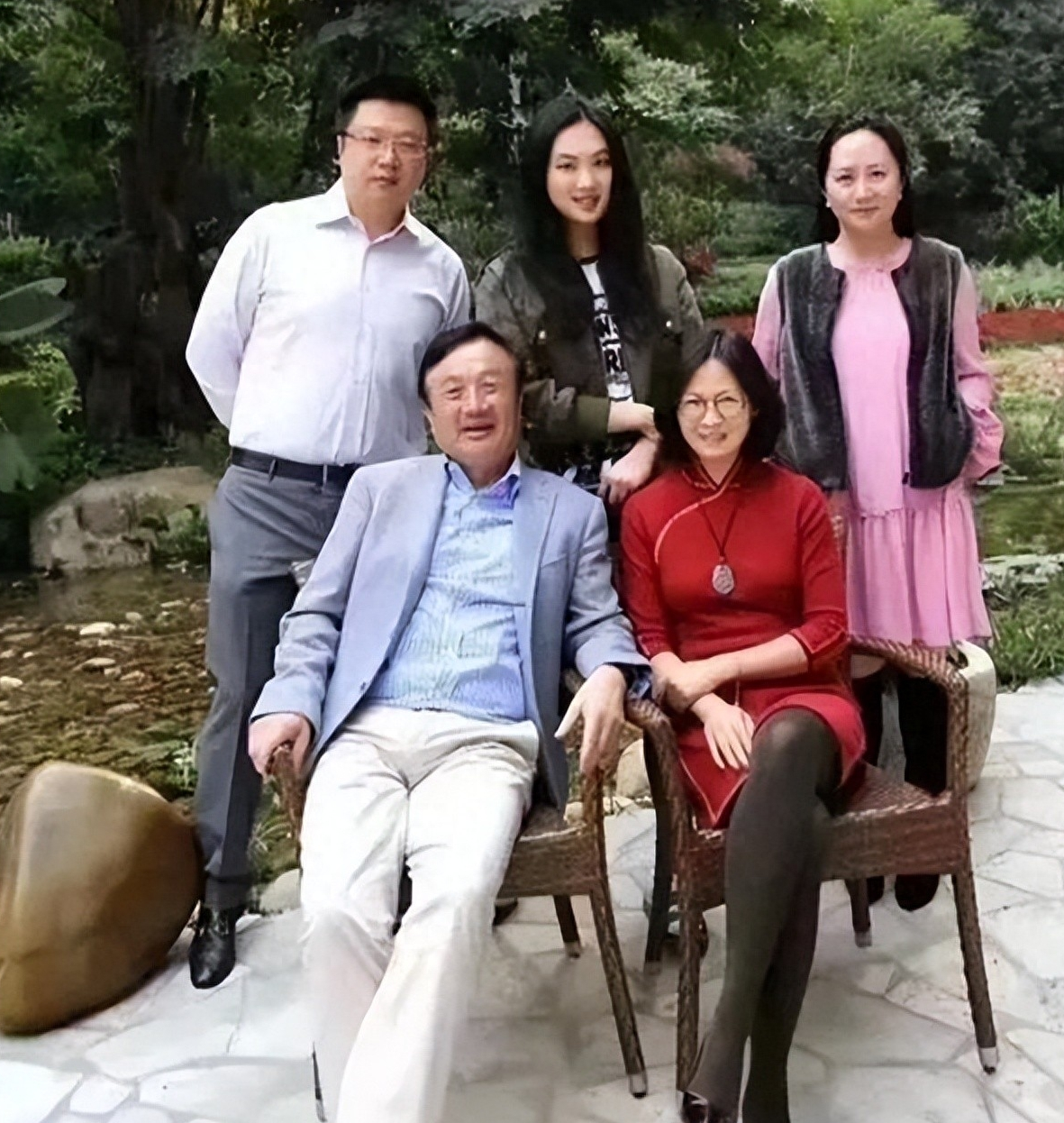 任正非和前妻罕见合影,孟军离婚后一直没有再婚,过着低调的生活