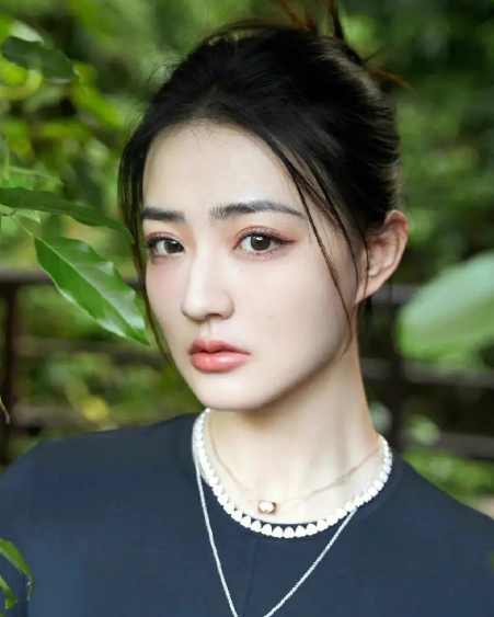 王佳宇|高颜值美女徐璐，从小美到大，温柔平易近人