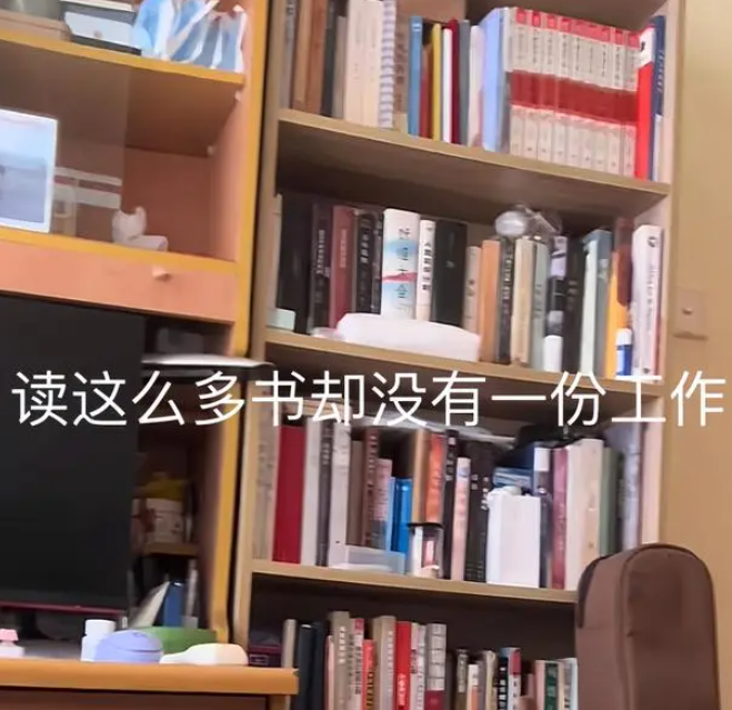 女子985毕业却回家啃老,声称找不到工作,家人嫌弃丢脸