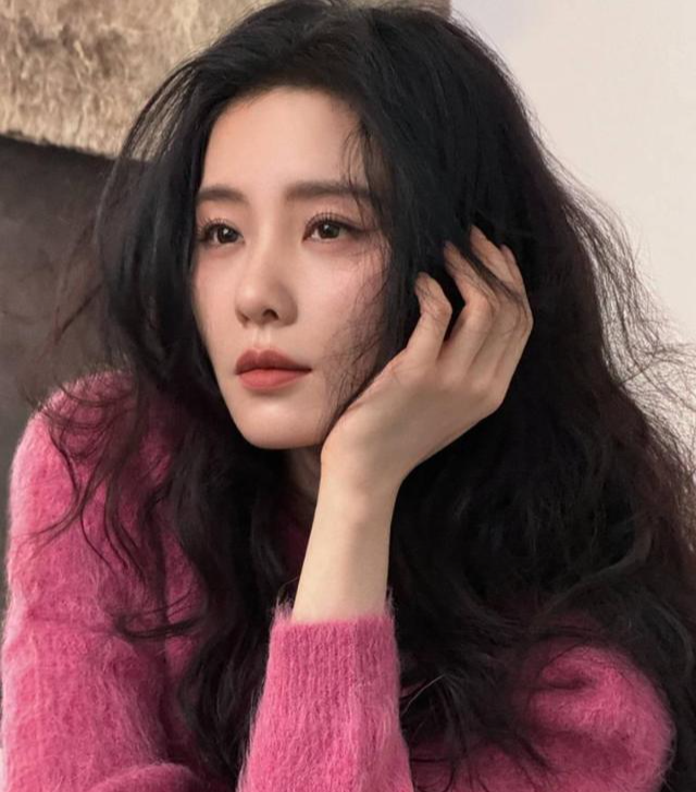 刘诗诗微微一笑很倾城，粉色毛衣造型展现温柔治愈气质