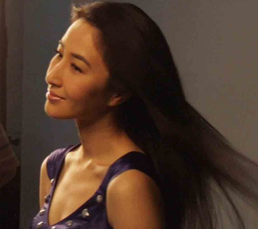 张家辉携妻女亮相，关咏荷老成奶奶样，女儿长得和爸爸一模一样