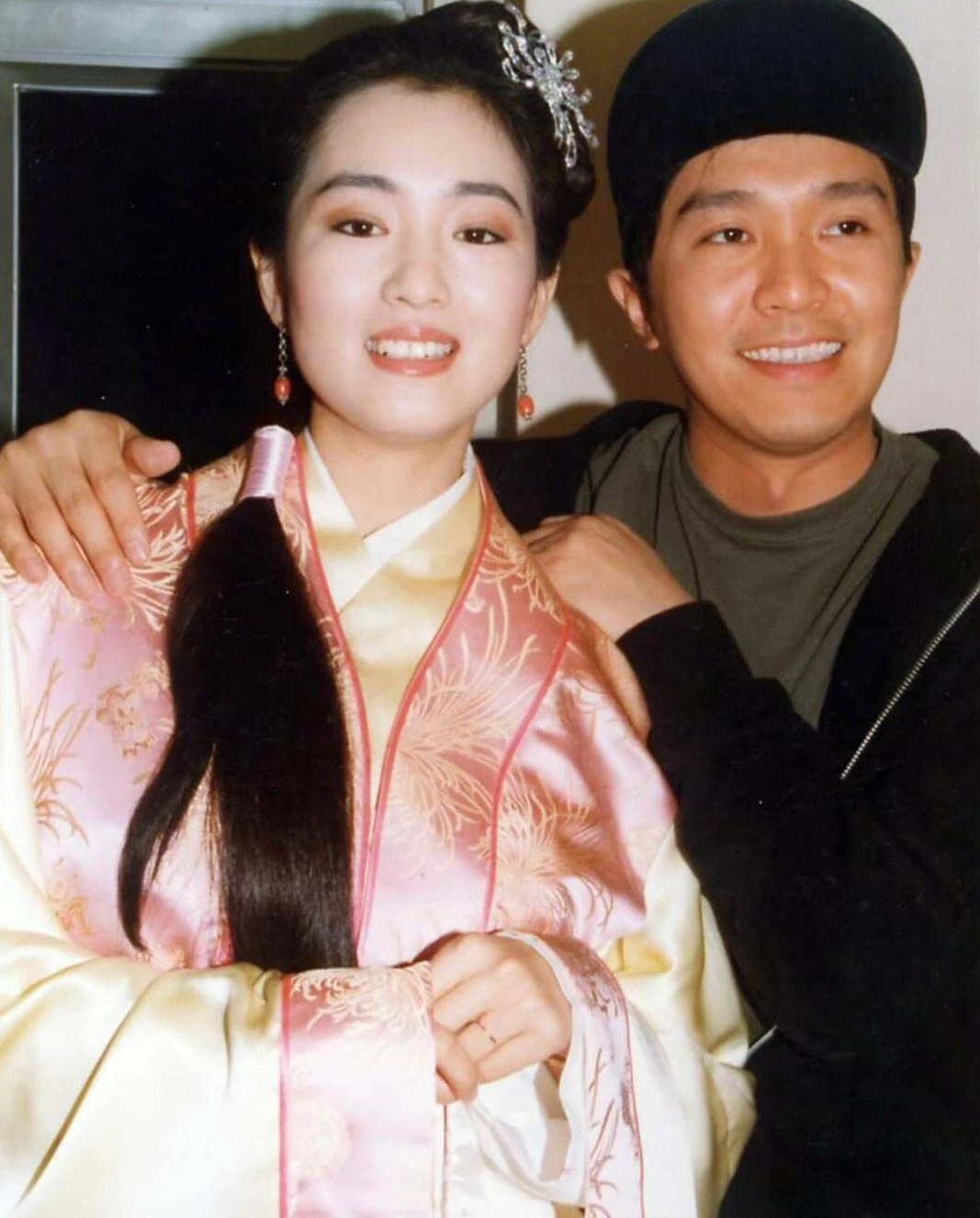 周星驰|周星驰与石榴姐吃平价快餐!两人私交甚好,一同欢聚像兄妹