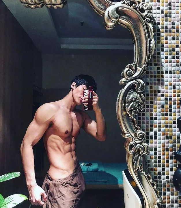 97年男星陈牧驰因胸肌太大出圈!《封神》藏了这么多腹肌小狼狗!