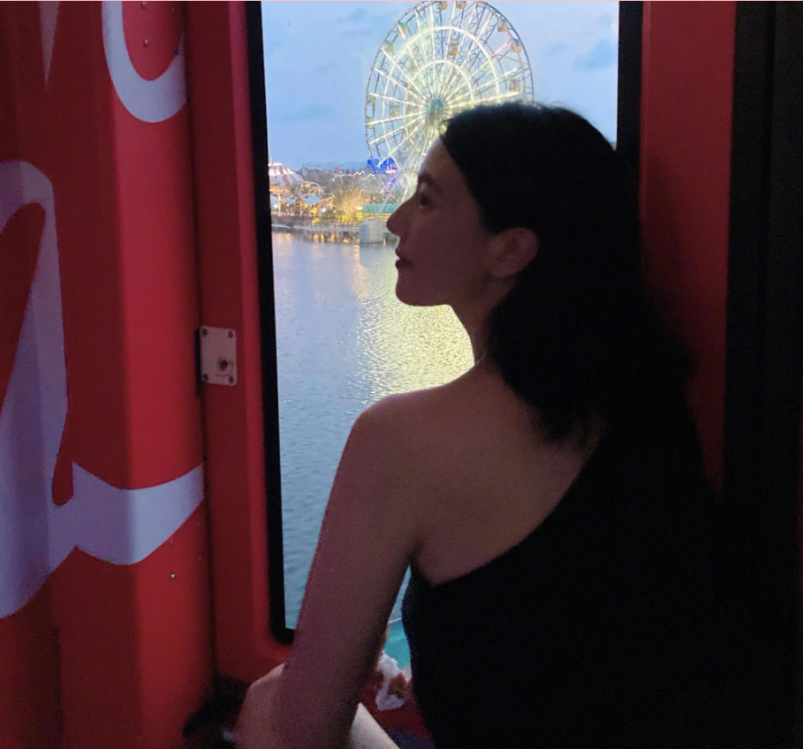 高圆圆|高圆圆晒出游照，容颜惊艳气质典雅，国民女神实在是太美了