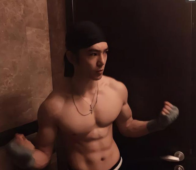 97年男星陈牧驰因胸肌太大出圈!《封神》藏了这么多腹肌小狼狗!